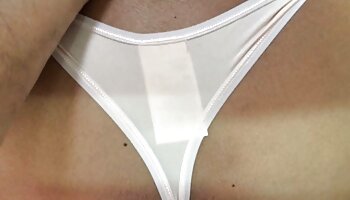 Horny MILF ចំណាយពេសៃធំផ្អៀងនៅលើគ្រែ