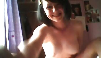 គួរអាស៊ី tgirl Tonkaow បង្ហាញរបស់នាងអោយរឹងនៅលើ